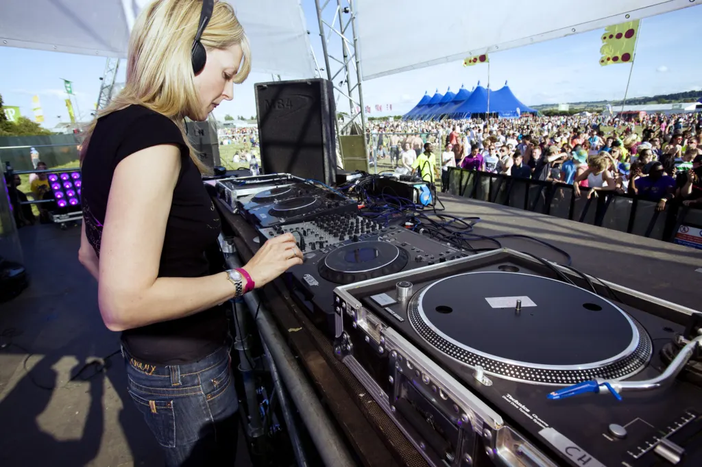 Festivalgoers and atmosphere at Global Gathering 2009